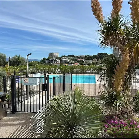 With Sea View And Pool Apartmán